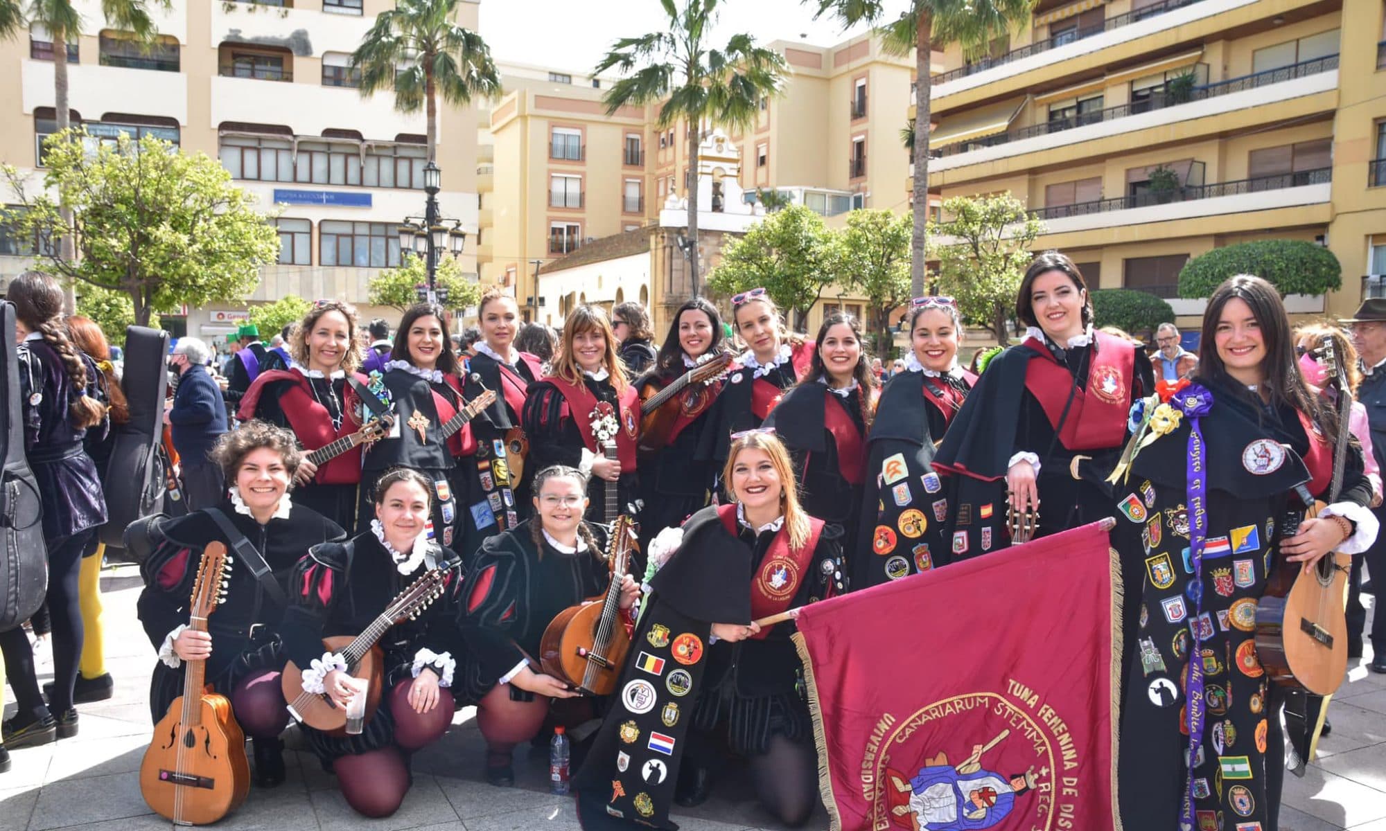 La Tuna Femenina con sus instrumentos y su estandarte